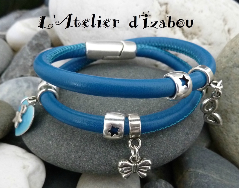 P1130355 bracelet double tour cuir bleu turquoise, perles étoile, breloque masque, breloque noeud, breloque coeur bleu émaillé, breloque étoile, fermoir aimanté