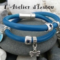 On peut rêver de la mer et des vacances avec ce <b>bracelet</b> bleu turquoise en cuir rond, ses perles étoiles et ses <b>breloques</b> !
