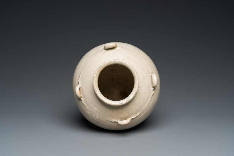 a-vietnamese-white-glazed-pottery-vase-with-four-ring-handles-ly-1113th-c-5