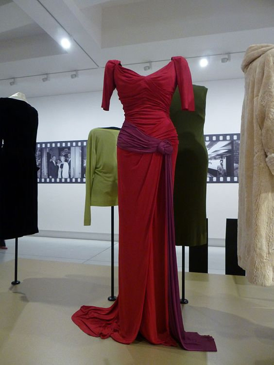 Oleg_Cassini-dress_red_purple_sash-the_dress-exhib-1