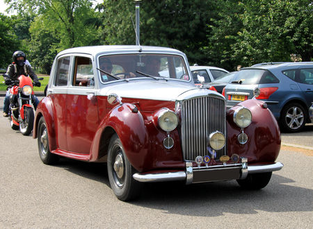 Bentley_mark_VI_saloon_de_1936__Retrorencard_juin_2010__01