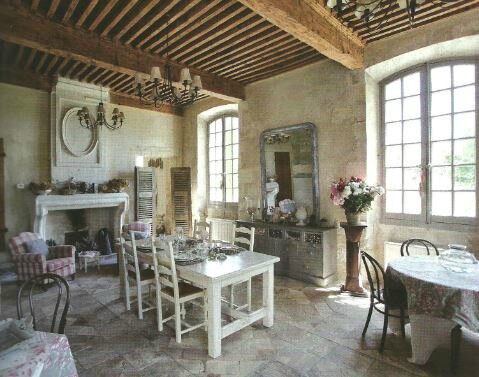 Salon cuisine dans une belle demeure de campagne - Photo ...