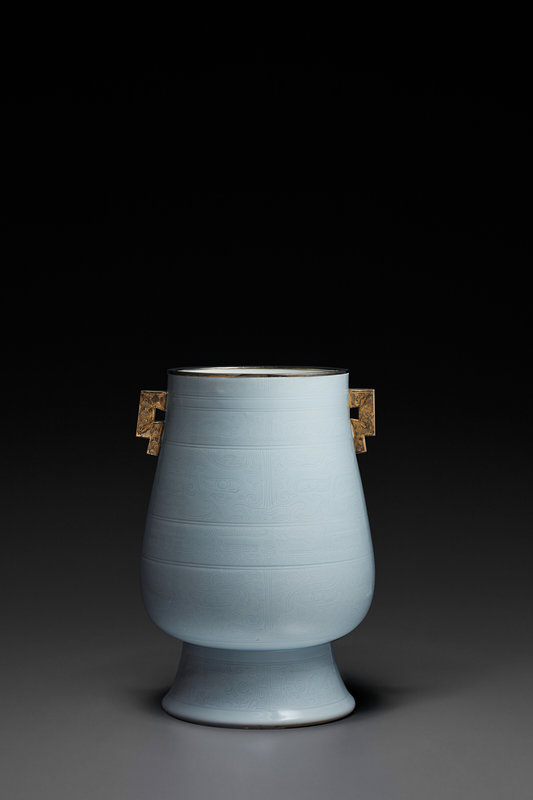 2023_NYR_21451_1058_000(a_very_rare_incised_clair-de-lune-glazed_hu-form_vase_kangxi_six-chara_d6413816050047)