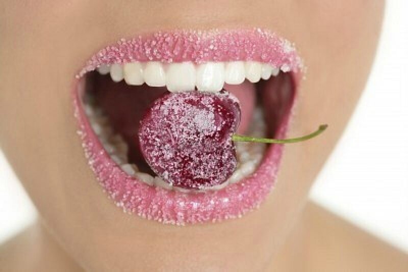 5594436-cherry-avec-des-levres-en-sucre-entre-femme-dents-parfaites-bouche-macro2