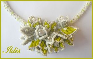 collier fleuri anis blanc gris 3