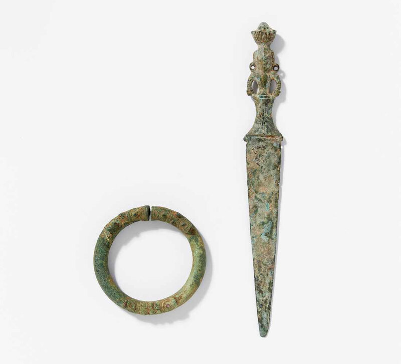 Dagger with figure and bangle with dragon motiv, Vietnam or Southern China, Đông Sơn Culture (1000 - 1 BCE)