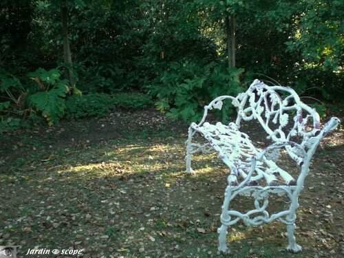 Banc blanc en fonte (jardin François - 61)