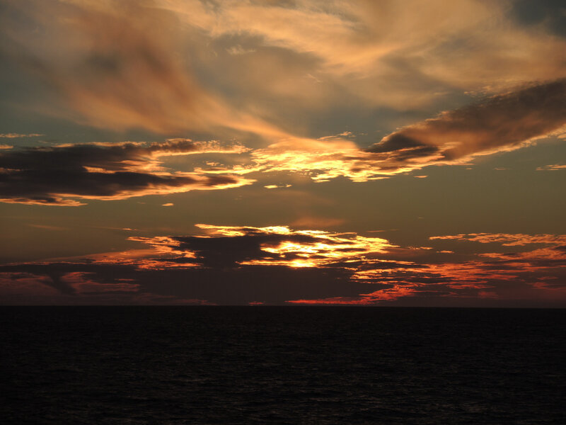Sur le ferry, coucher de soleil sur mer Baltique