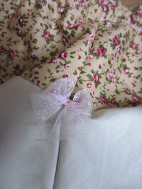 Culotte BIANCA en coton ocre-beige fleuri rose - coton ocre-beige fleuri et coton uni beige dans le dos - noued de mousseline rose devant et sur les fesses (5)