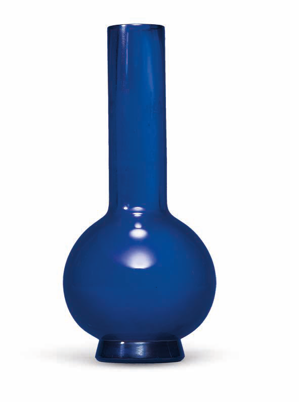 A blue glass bottle vase, Qing dynasty, 18th-19th century