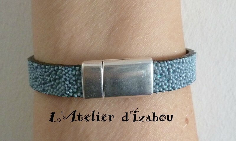 P1210339 Bracelet attrape rêve femme cuir caviar bleu ciel et fermoir aimanté