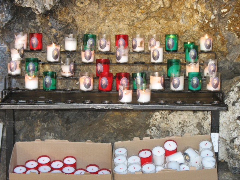 Nevers, couvent Saint-Gildard, grotte, bougies (58)