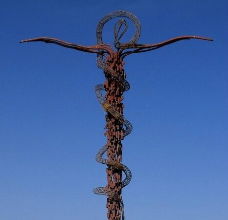 Croix avec serpent d'airain, mont Nebo, détail