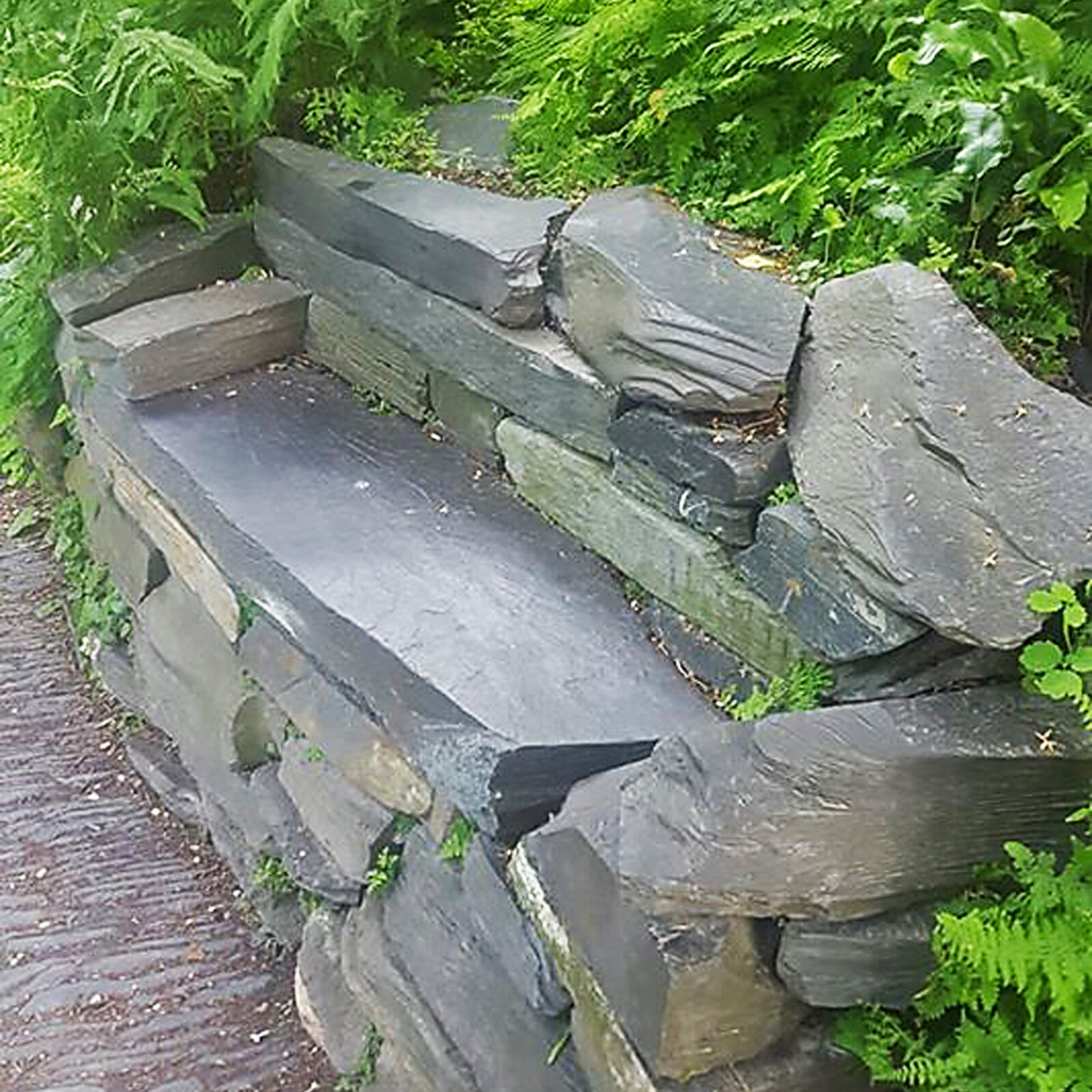 Banc en ardoise dans le Jardin alpin à Paris