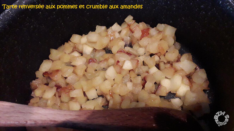 0229 Tarte renversée aux pommes et crumble aux amandes 3