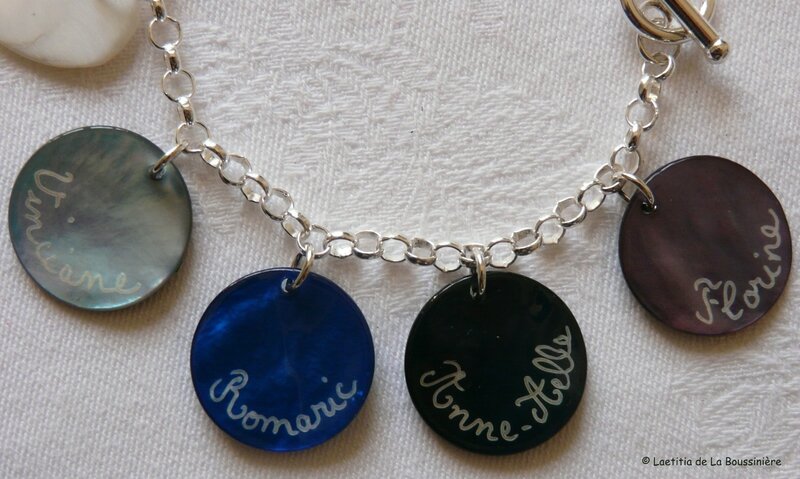 Bracelet personnalisé (détails des prénoms gravés)