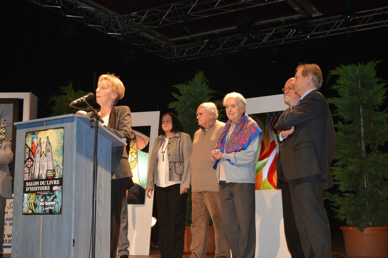 ... Simone Bertière (au centre, avec son écharpe)