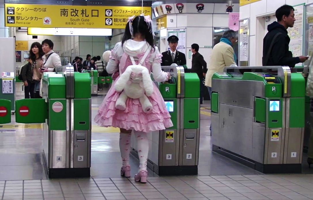 Densha Lolita, Morioka eki