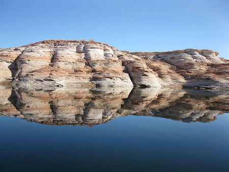 800px_Reflet_Roches_Sur_Le_Lac_Powell