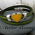 On reste dans le vert aujourd'hui encore, avec ce <b>bracelet</b> double <b>tour</b> de poignet en cuir vert et son passant coeur jaune ! 
