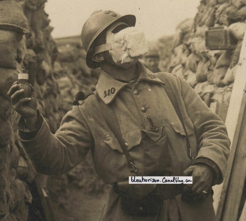 poilu du 210RI dans la tranchée avec grenade citron Foug et masque STG