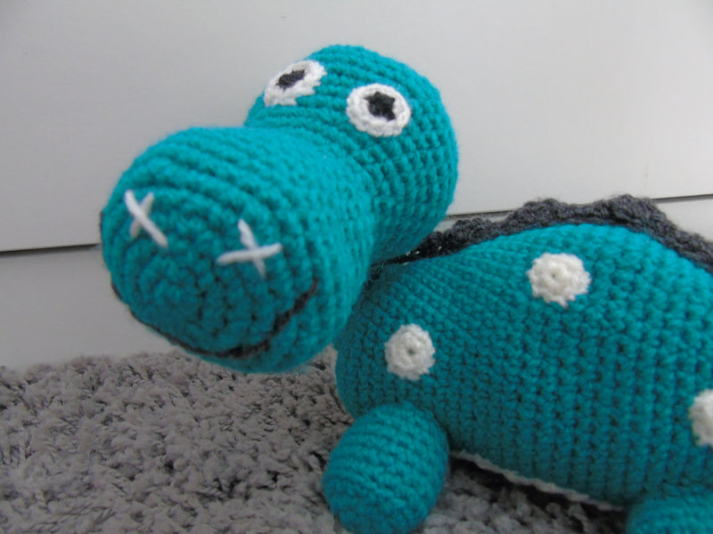 Dinosaure au crochet bleu