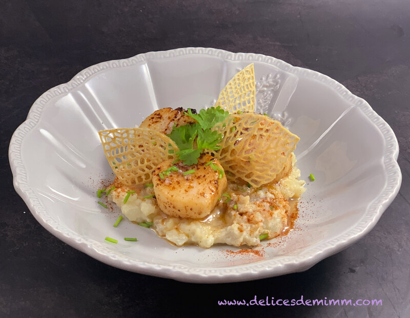 Noix de Saint-Jacques snackées sur purée de topinambours