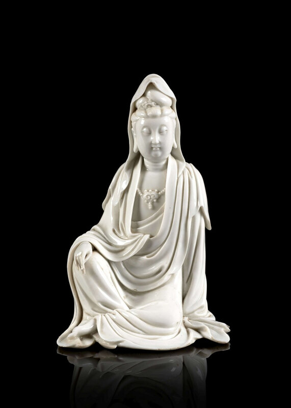 A blanc de chine porcelain figure of a seated Guanyin, Qing dynasty, Kangxi period (1662-1722)