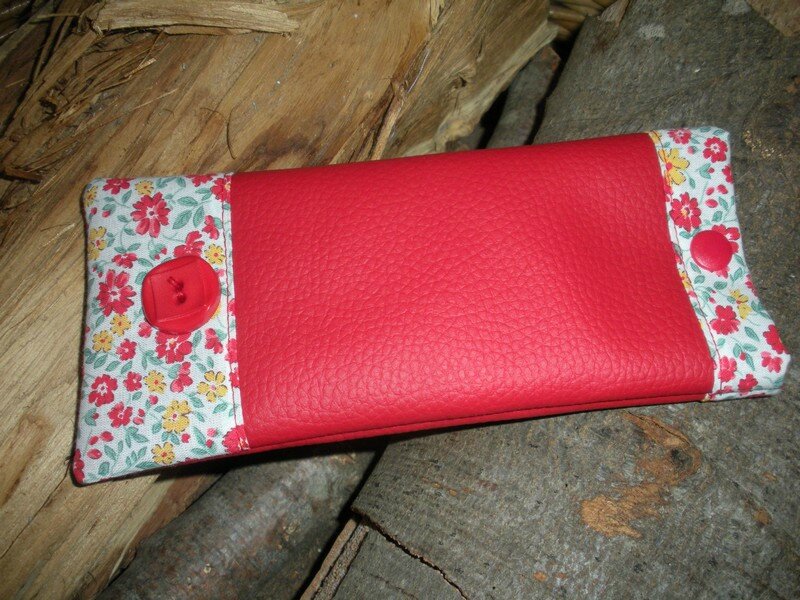 Etui rouge fleurettes (1)