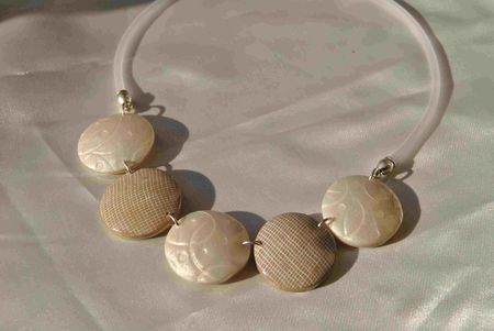 collier_lentille_nacr__et_beige