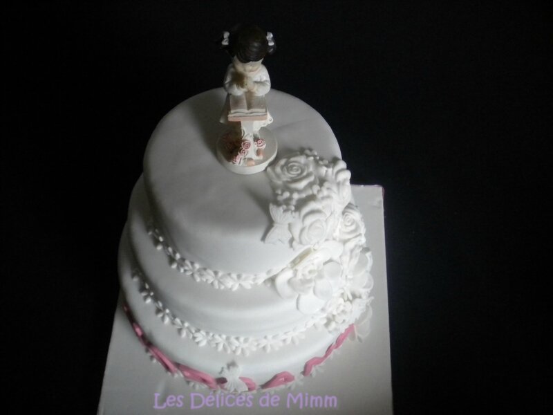 Un gâteau de communion tout blanc en pâte à sucre 3 - Copie