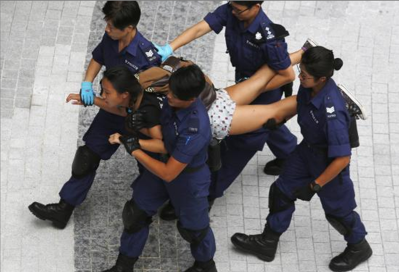 20140927 Manifestante emmenée par la police à Hong-Kong