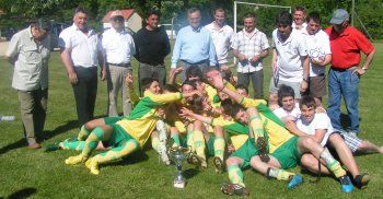 REMISE_COUPE___LACHAPELLE_AUZAC_U17_CHAMPION_DU_LOT_22_05_2010