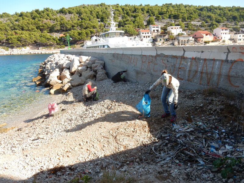 Nettoyage d'une des plages de Muna par l'équipage, 1er novembre 2019