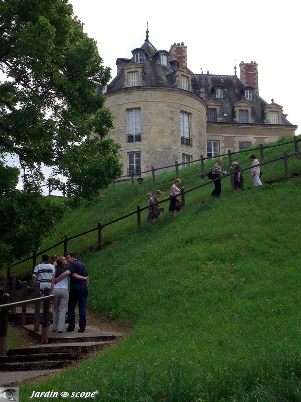 Accés au Château d'Apremont
