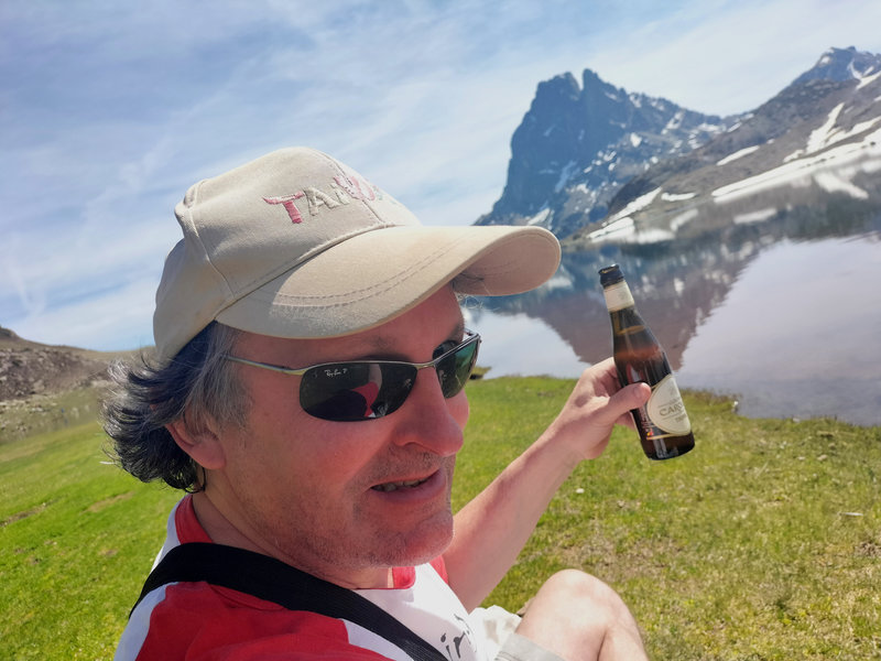 Jénorme boit une bière au lac Gentau, mai 2023 (64)