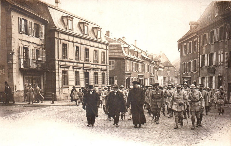 1918 02 11 CPhoto Masevaux Clemenceau allant vers l'église