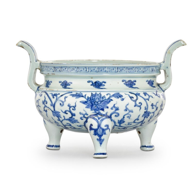 A large blue and white 'lotus' tripod incense burner, Ming dynasty, Zhengde period (1505-1521)