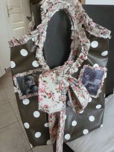 P1030370 - sac toile cirée chocolat à pois blanc et intérieur liberty écru à fleurs roses
