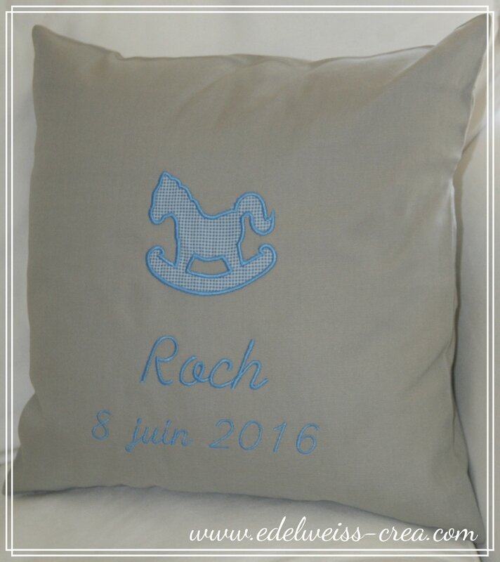 Housse de coussin - brodée prénom date de naissance et appliqué cheval à bascule en vichy ciel