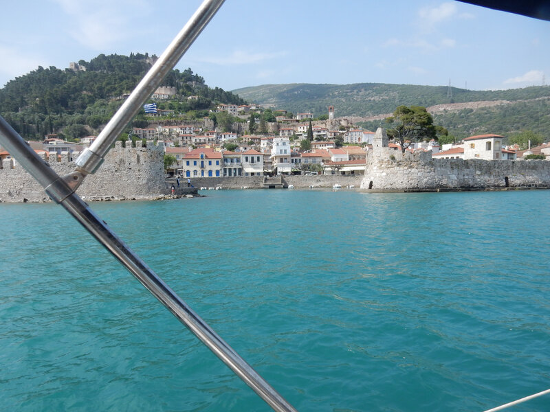 Navpaktos, l'entrée du port médiéval depuis le mouillage 180418 DSCN7020