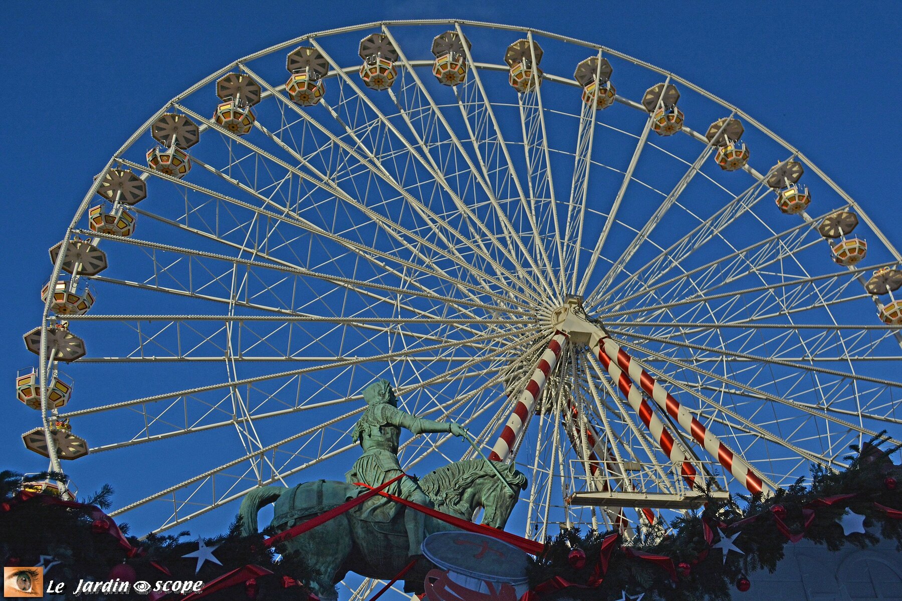 La Grande Roue Place du Martroi sous la garde de Jeanne d'Arc
