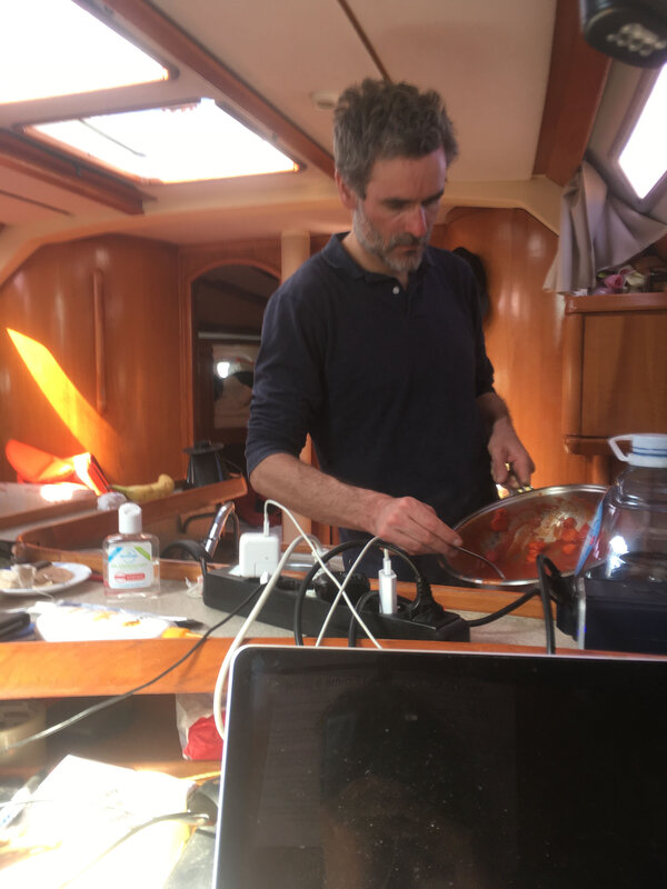 Pula, Loïc prépare des penne rigate aux carottes, samedi 14 mars 2020 (1)