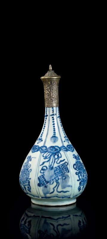 Vase bouteille en porcelaine bleu blanc 'Kraak', Chine, dynastie Ming, époque Wanli (1573-1619)