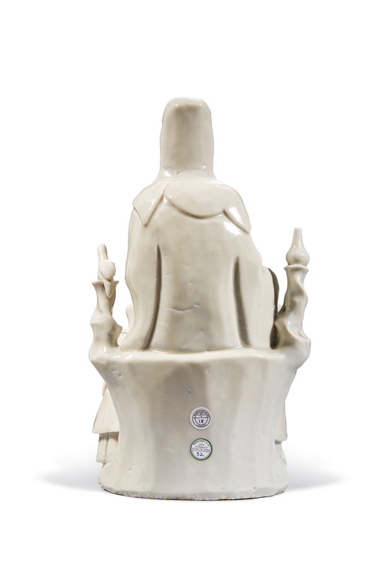 2023_PAR_22168_0036_003(groupe_representant_guanyin_assise_et_deux_adorants_en_porcelaine_dehu094409)