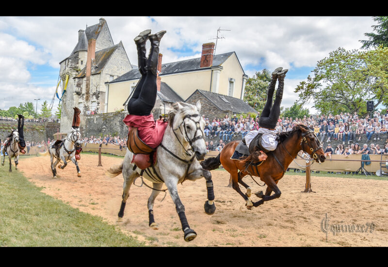 (Pyramide à 5, Voltige Cosaque Cie Capalle - Fête Médiévale: La Baillée des Filles du Roi René d'Anjou au château Ponts-de-Cé)