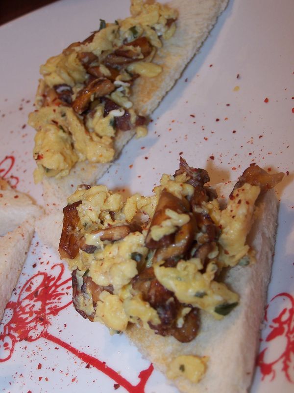 Oeufs brouillés aux girolles recettes Oeufs brouillés aux girolles sur toasts grillés
