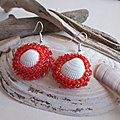 boucles d'oreilles: coquillage blanc et perles rouges.