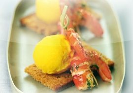 queues-de-crevettes-au-gingembre-sur-toast-de-pain-d-epice-sorbet-mangue