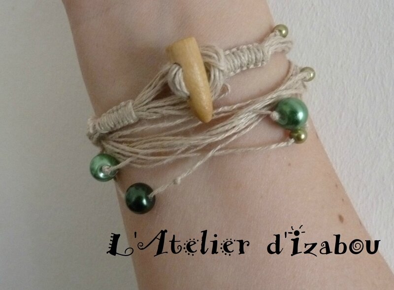 P1120384 Bracelet bio écolo en fil de chanvre et ses perles vertes, fermoir buchette en bois